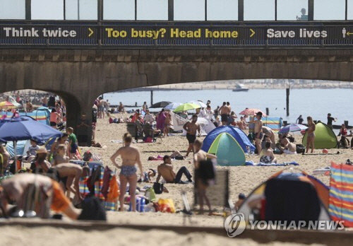 봉쇄조치가 일부 완화되자 잉글랜드 한 해변에 몰린 영국인들 [AP=연합뉴스]